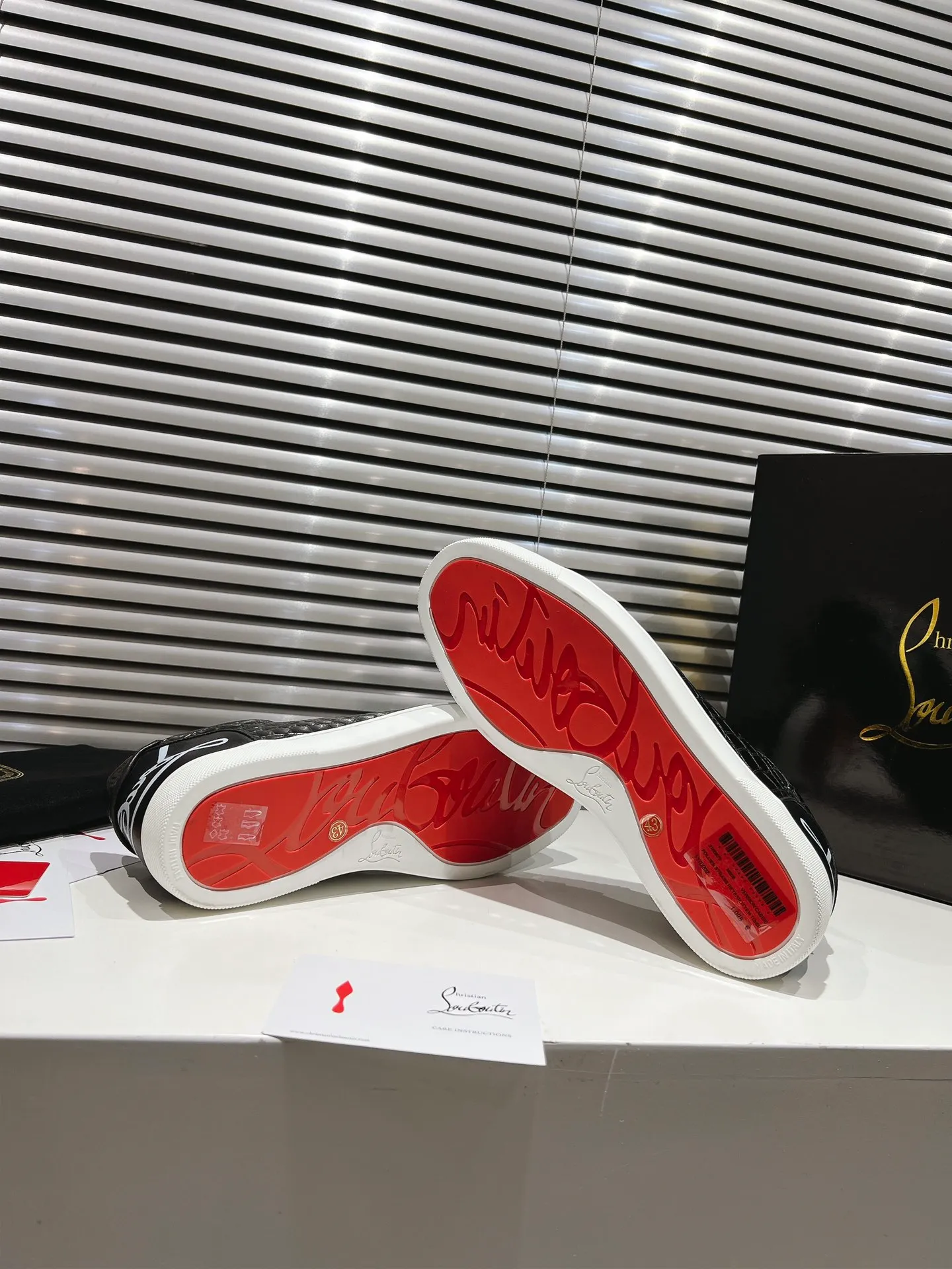👟👟Ex-factory price 700👟👟 ╔Low top black stone pattern printed logo model╗ ·Top version customization·²⁰²²𝐬𝐬 𝑪𝒉𝒓𝒊𝒔𝒕𝒊𝒂𝒏 𝑳𝒐𝒖𝒃𝒐𝒖𝒕𝒊𝒏 ▪️No matter the last shape, fabric, diamonds, nails, lining, outsole, they are as close as possible to ZP... ▪️The original sole is specially provided by the original factory ▪️The lining is imported water-dyed cowhide ▪️Private customization time is about 3-7 days —————— Size: Women's 35M-41M Men's 38M-47M, half size can be customized